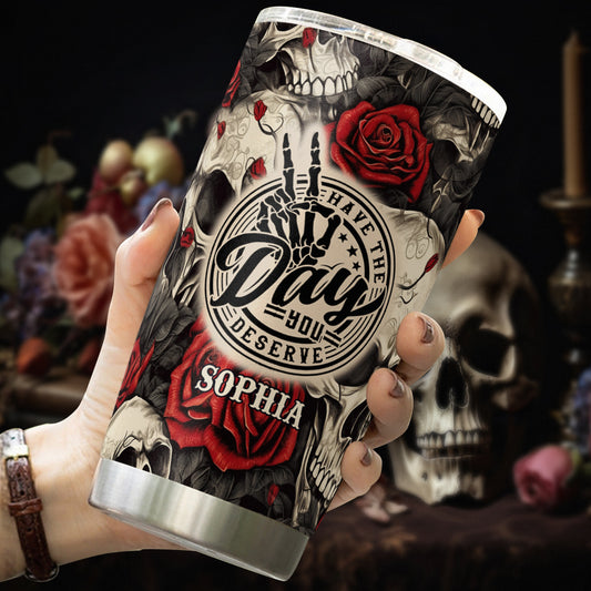 Hab den Tag, den du verdienst – Totenkopf-Rose – Personalisierter Totenkopf-Trinkbecher