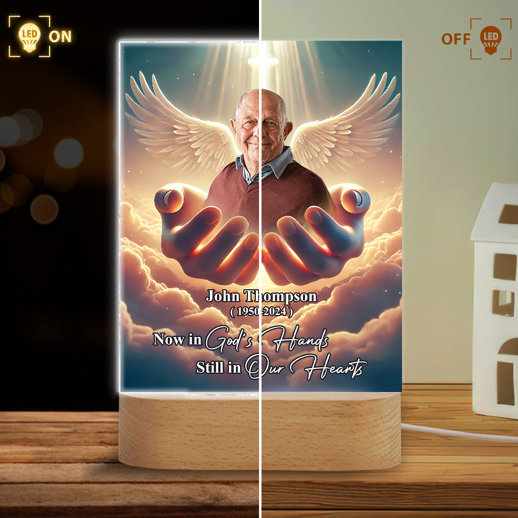 Nun in Gottes Händen, doch in unseren Herzen – Personalisierte Gedenktafel mit Leuchtfuß