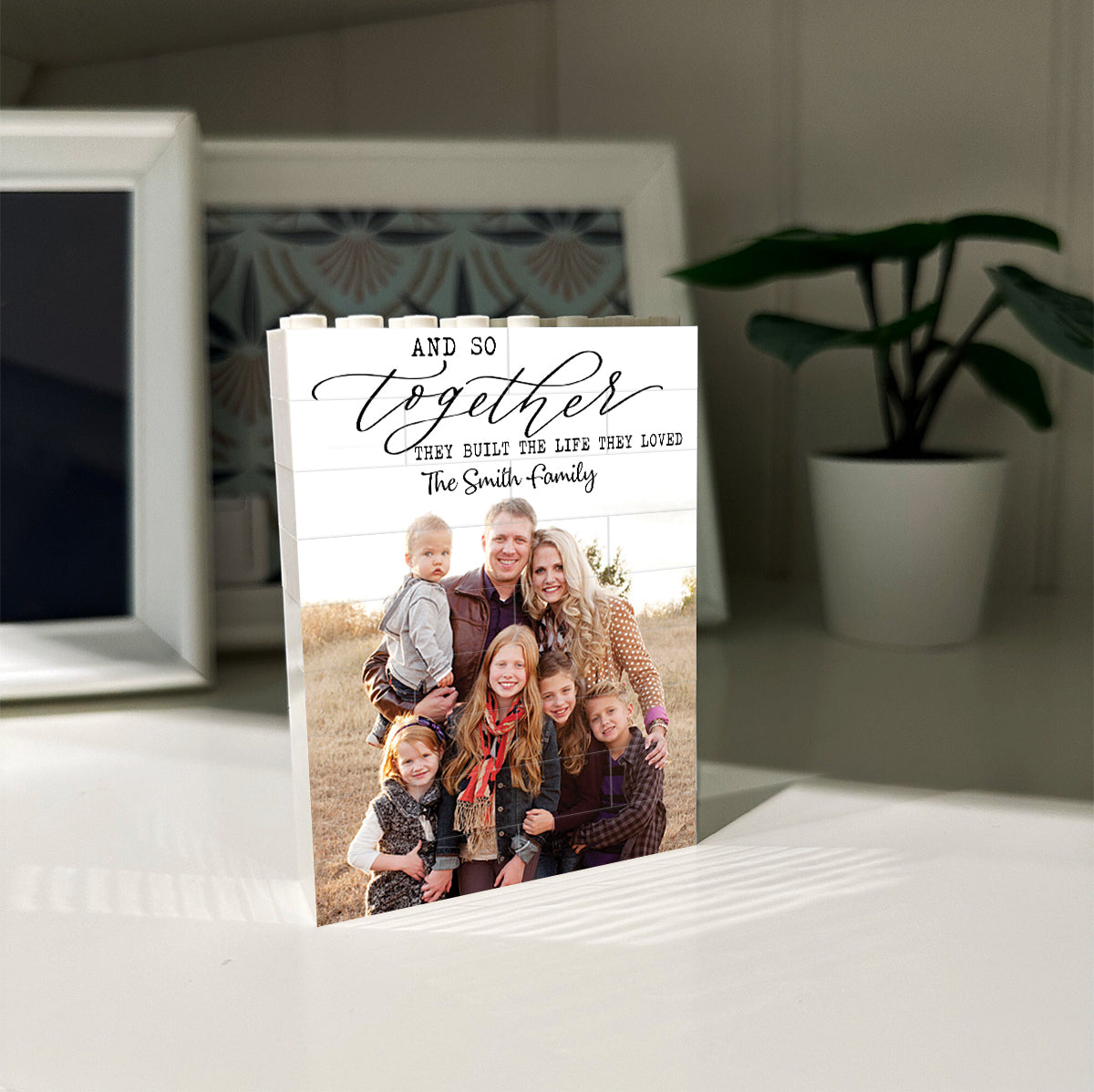 Und so bauten sie gemeinsam das Leben auf, das sie liebten – personalisierte Familien-Bausteine, einseitig, vertikal, rechteckig