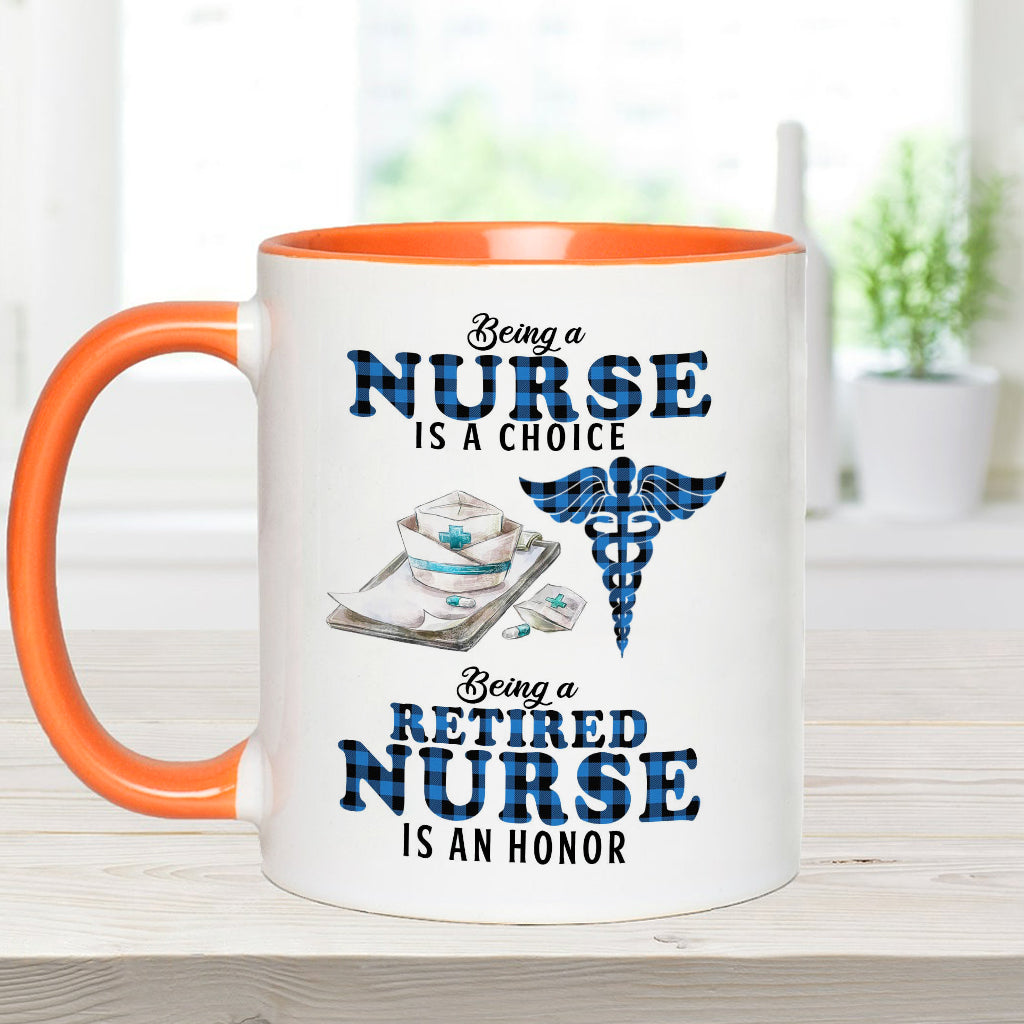 Eine pensionierte Krankenschwester zu sein ist eine Ehre - Personalisierte Tasse mit Krankenschwester-Akzent