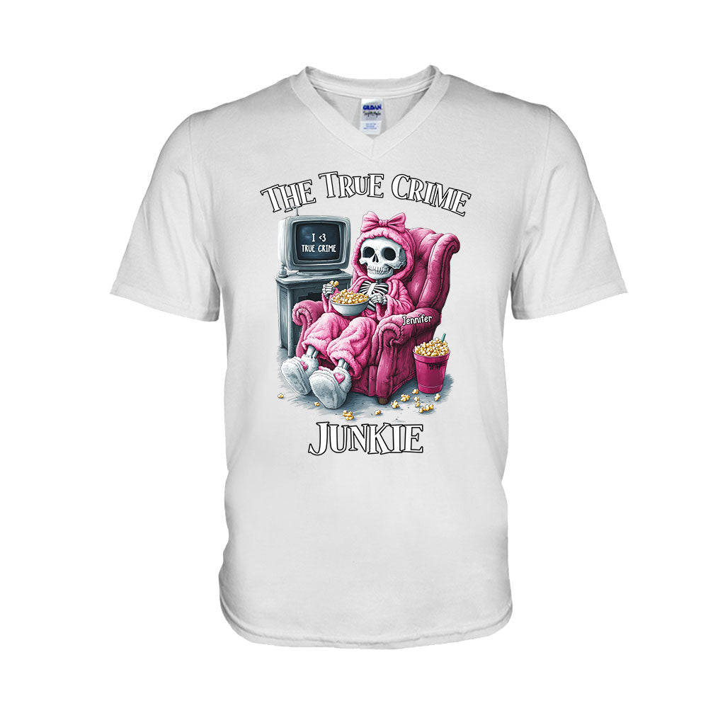 Der True-Crime-Junkie – Personalisiertes T-Shirt und Hoodie