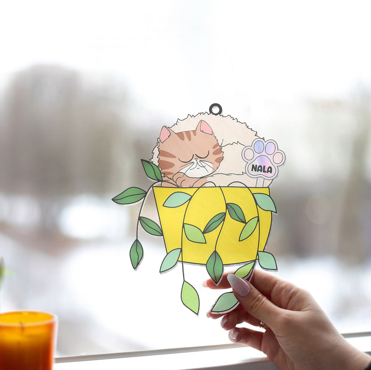 Entspannte Katze im Blumentopf – Personalisierter Katzen-Fensterhänger als Sonnenfänger