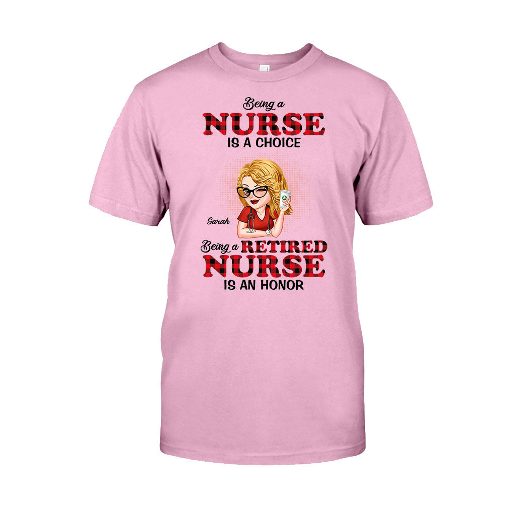 Krankenschwester zu sein ist eine Entscheidung, Krankenschwester im Ruhestand zu sein ist eine Ehre – Personalisiertes T-Shirt und Hoodie für Krankenschwestern