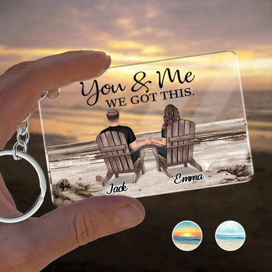 Paar sitzt mit Blick zurück auf eine Retro-Vintage-Strandlandschaft – Personalisierter transparenter Schlüsselanhänger für Paare