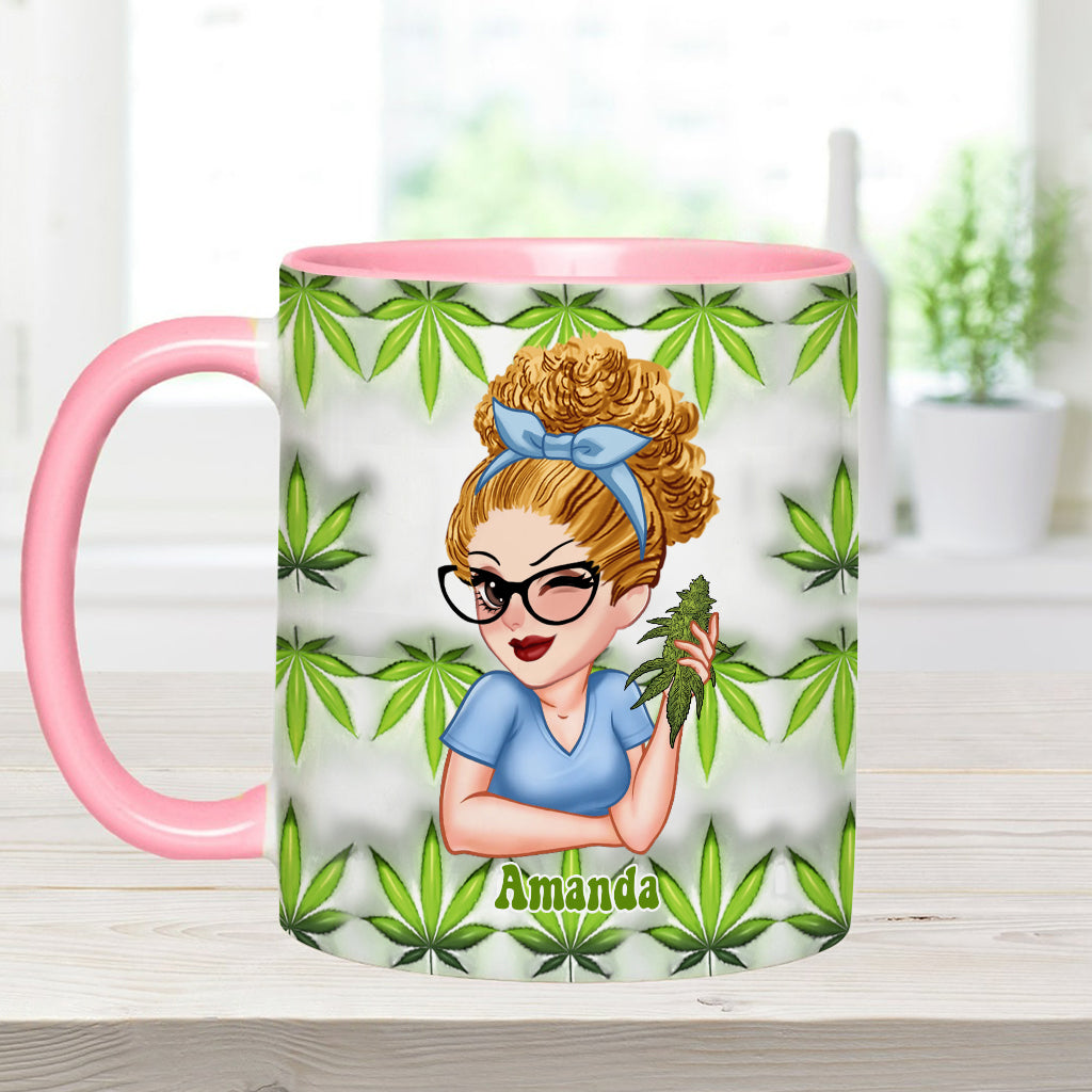 Hübsche kleine Kifferin – personalisierte Tasse mit Cannabis-Akzent