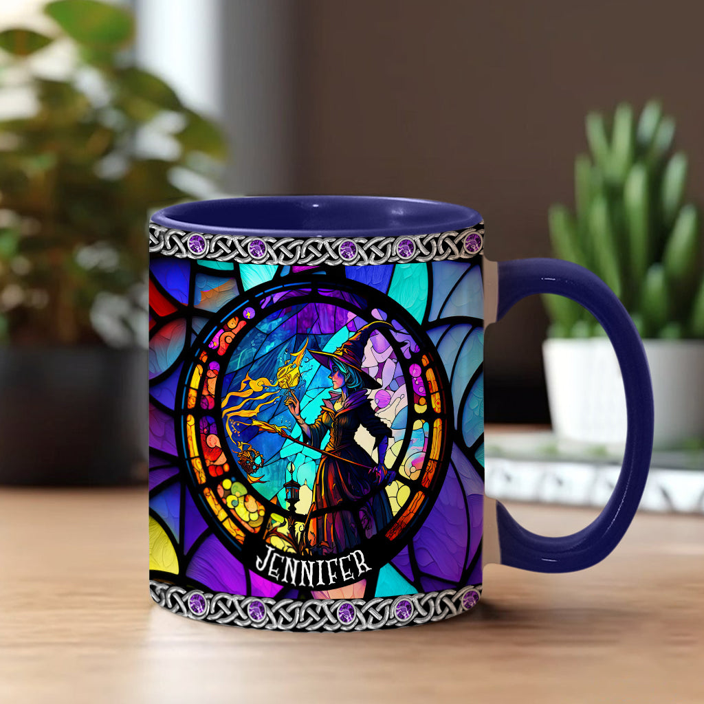 Wunderschöne Hexe aus Buntglas – personalisierte Tasse mit Hexenmotiv
