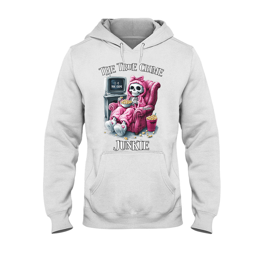 Der True-Crime-Junkie – Personalisiertes T-Shirt und Hoodie