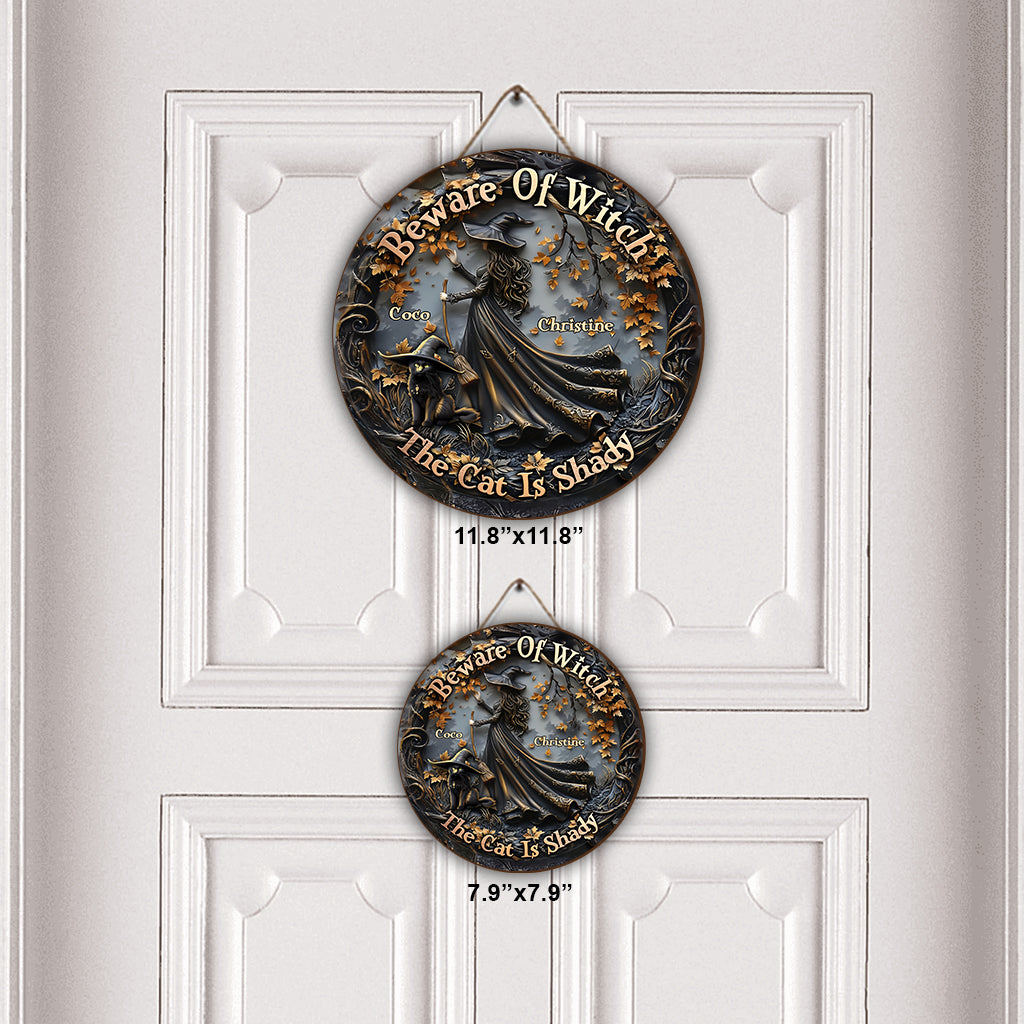 Halloween ist schöner mit einer Katze – Personalisiertes rundes Holzschild mit schwarzer Katze
