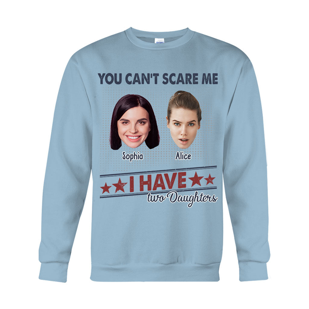 Du kannst mich nicht erschrecken, ich habe zwei Töchter – Personalisiertes Vater-T-Shirt und Hoodie