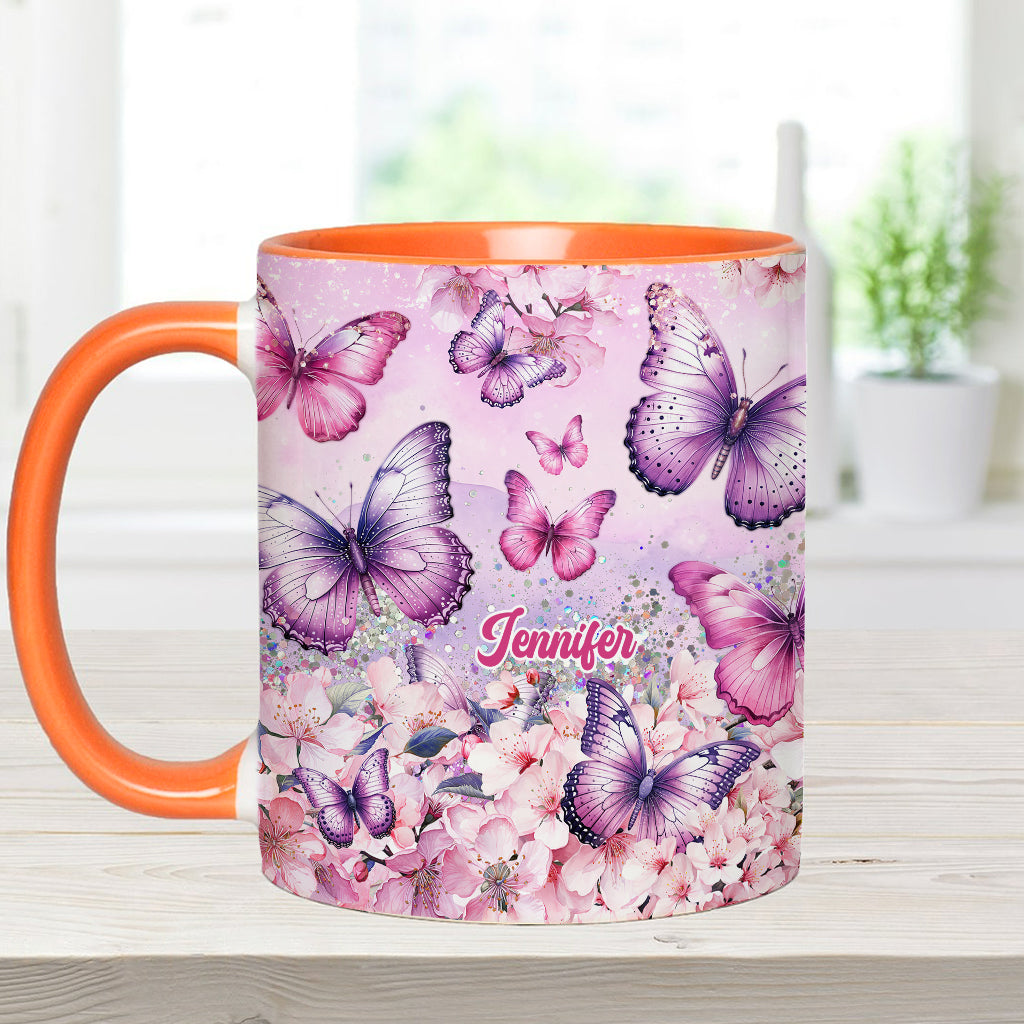 Personalisierte Tasse mit Schmetterlingsmotiv und rosa Blumenmuster