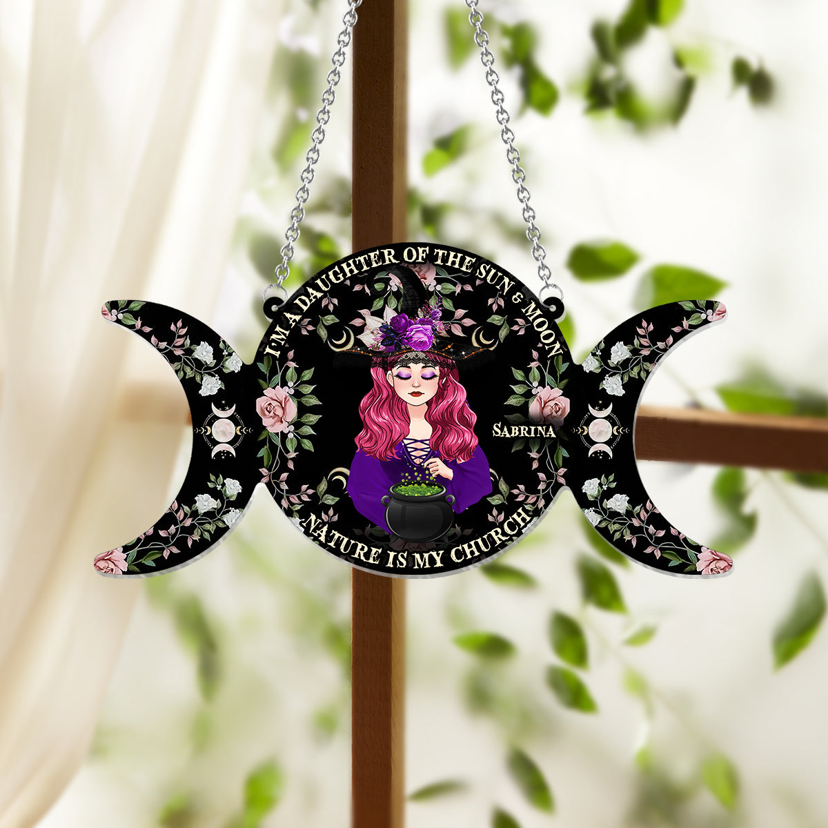 Ich bin eine Tochter von Sonne und Mond, die Natur ist meine Kirche – Personalisierter Hexen-Fensterhänger-Sonnenfänger