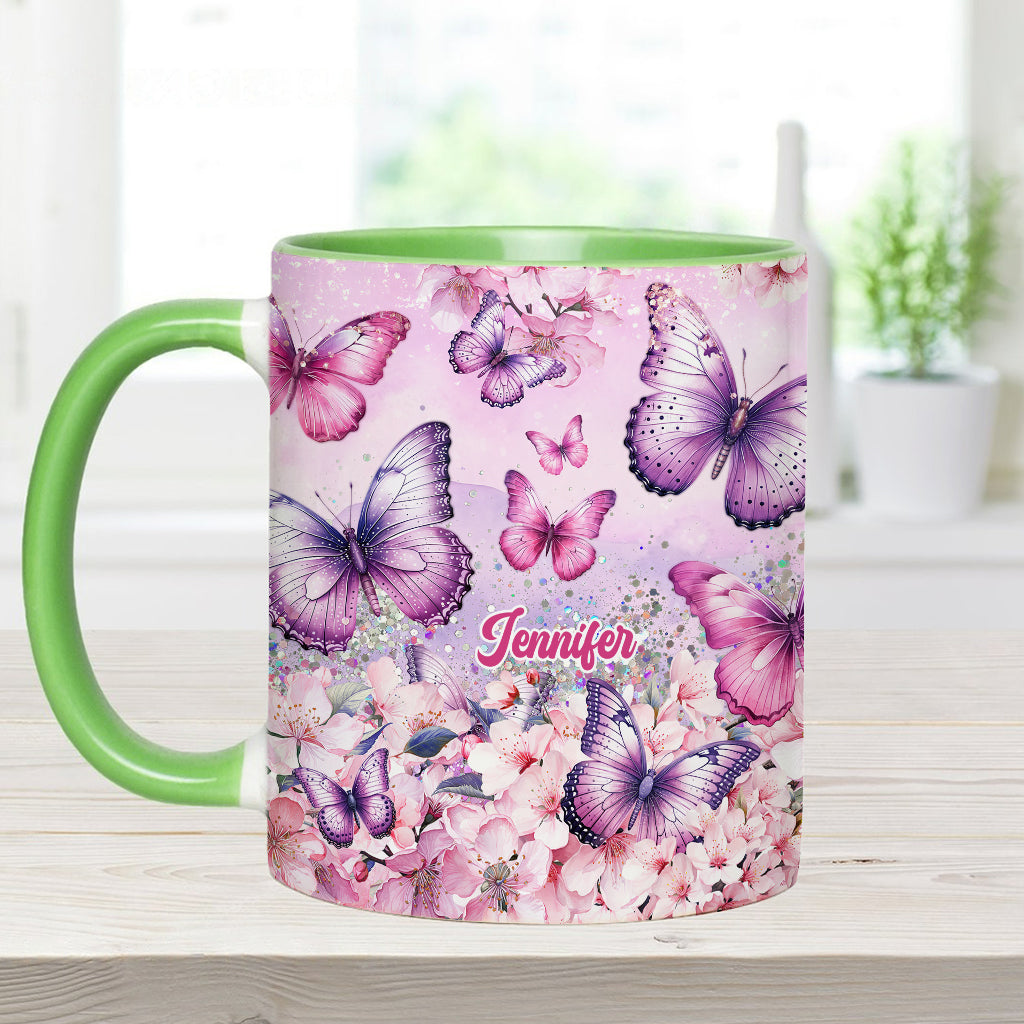 Personalisierte Tasse mit Schmetterlingsmotiv und rosa Blumenmuster
