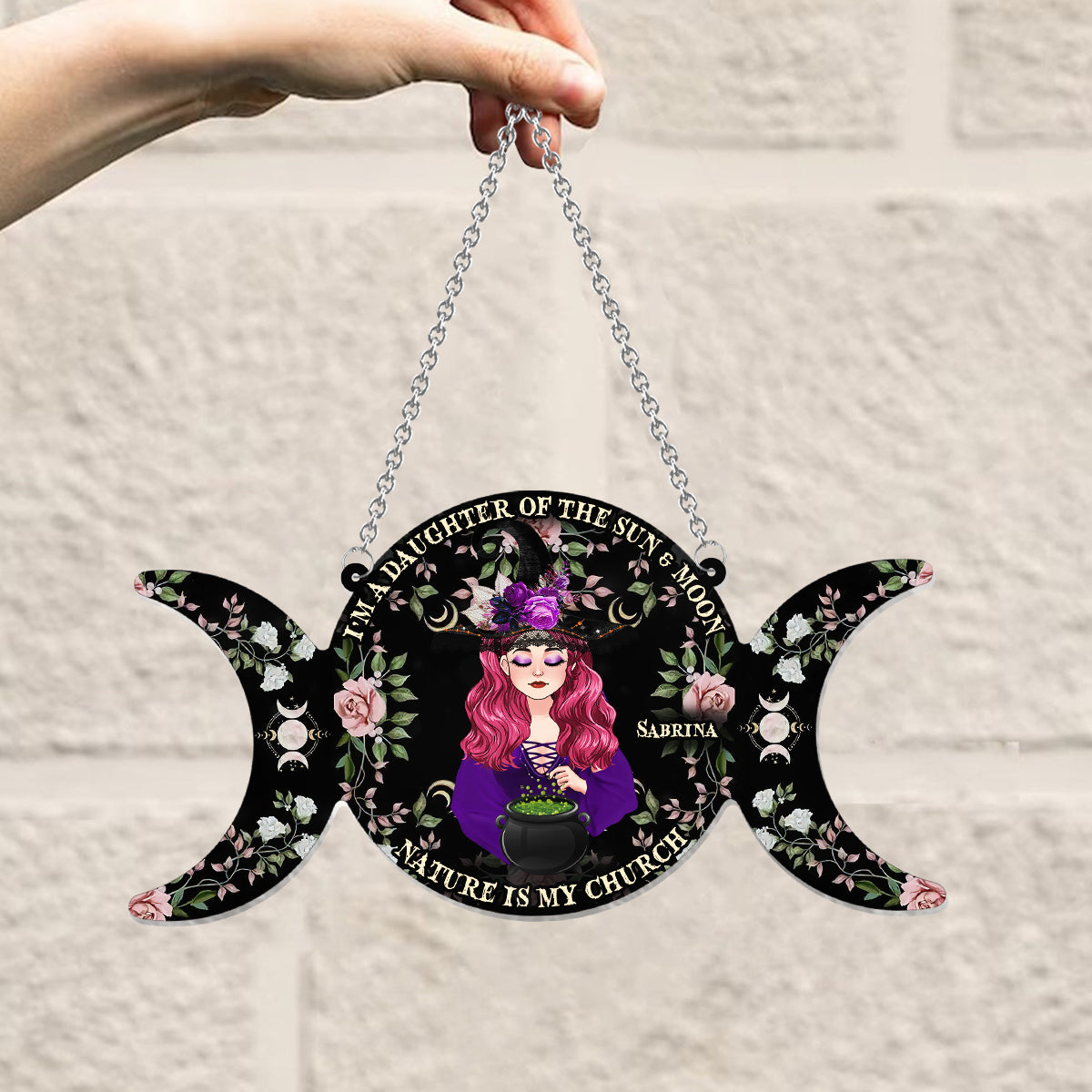 Ich bin eine Tochter von Sonne und Mond, die Natur ist meine Kirche – Personalisierter Hexen-Fensterhänger-Sonnenfänger