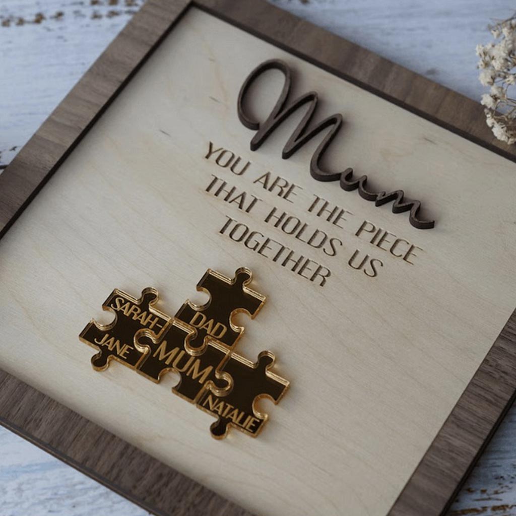 Mama, du bist das Bindeglied, das uns zusammenhält – personalisierte Mutter-Holzplakette mit Puzzles