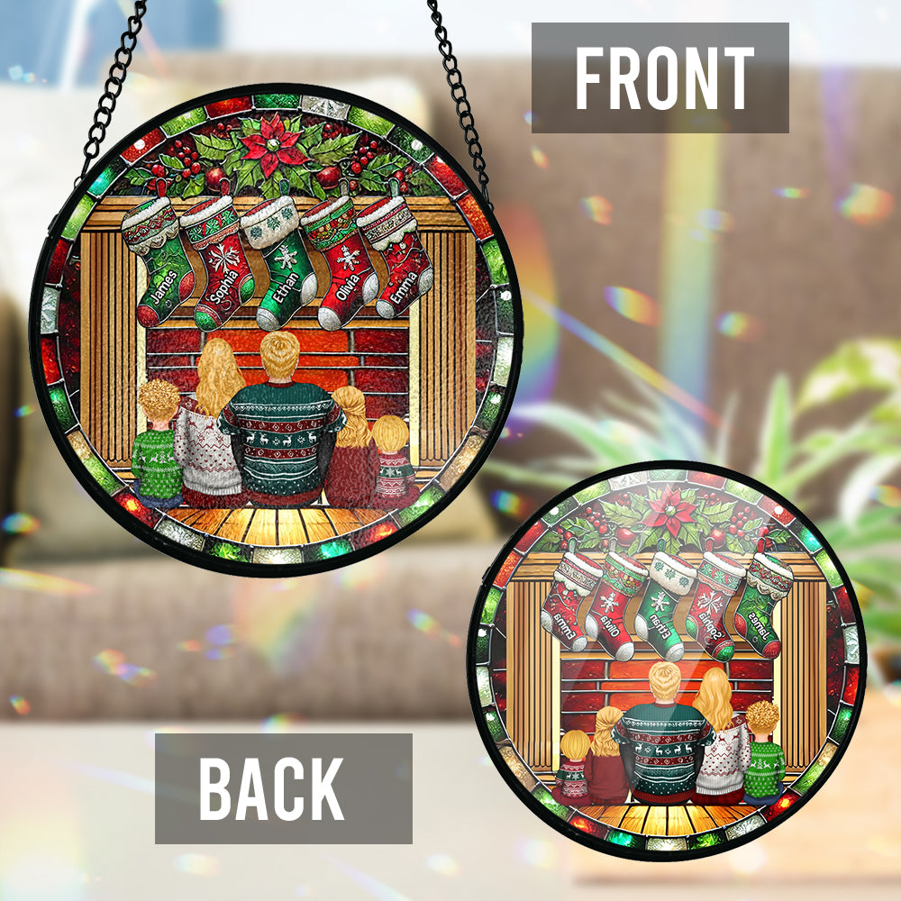 Glückliche Familie am Kamin – Personalisierter Familien-Sonnenfänger aus Buntglas