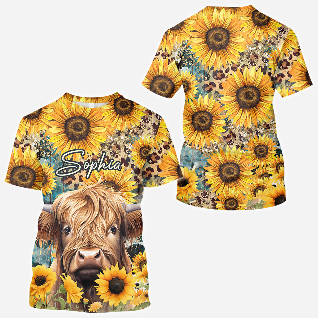 Hochlandrind zwischen Sonnenblumen - Personalisiertes Allover-Shirt