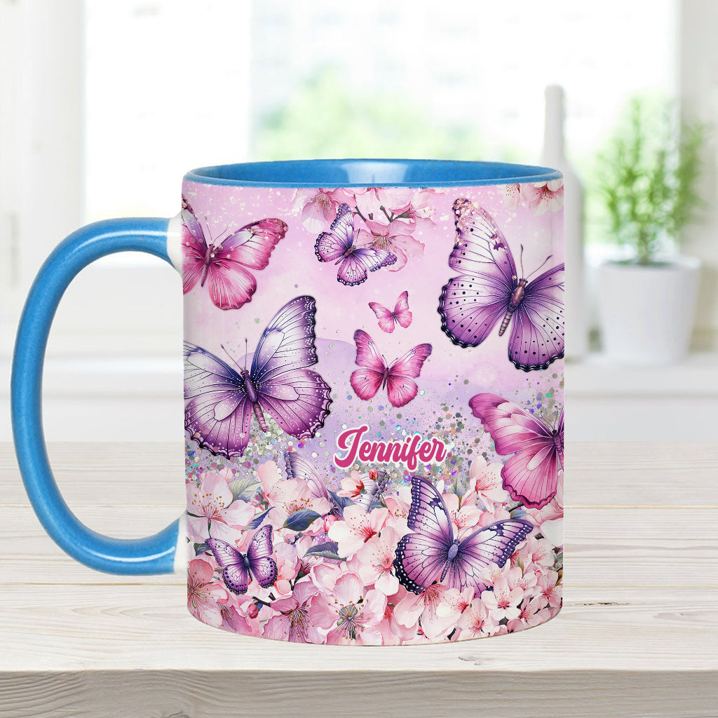 Personalisierte Tasse mit Schmetterlingsmotiv und rosa Blumenmuster