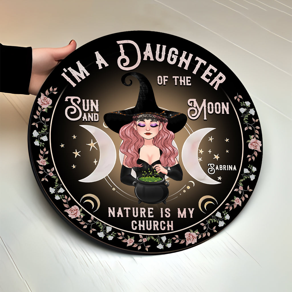 Ich bin eine Tochter von Sonne und Mond, die Natur ist meine Kirche – Personalisiertes rundes Hexen-Holzschild