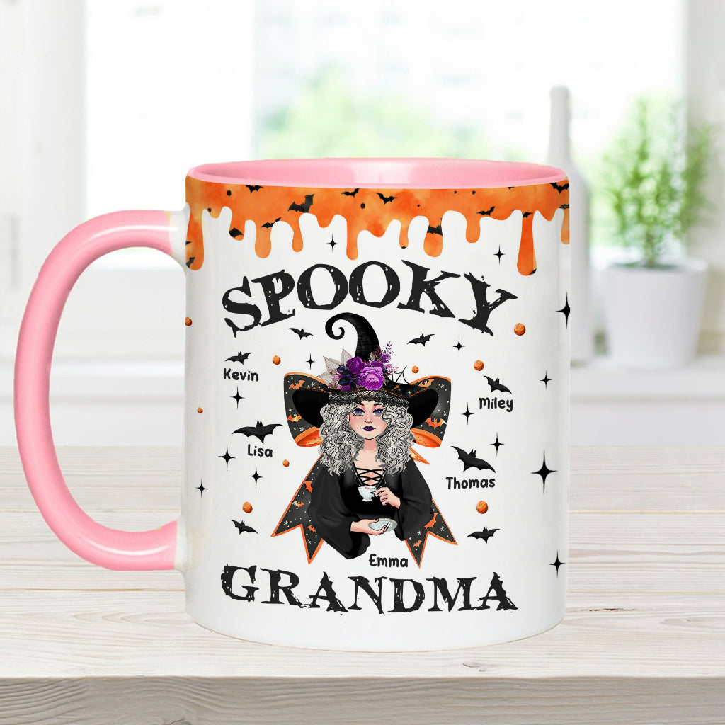 Gruselig – Beliebiger Titel – Personalisierte Tasse mit Oma-Akzent