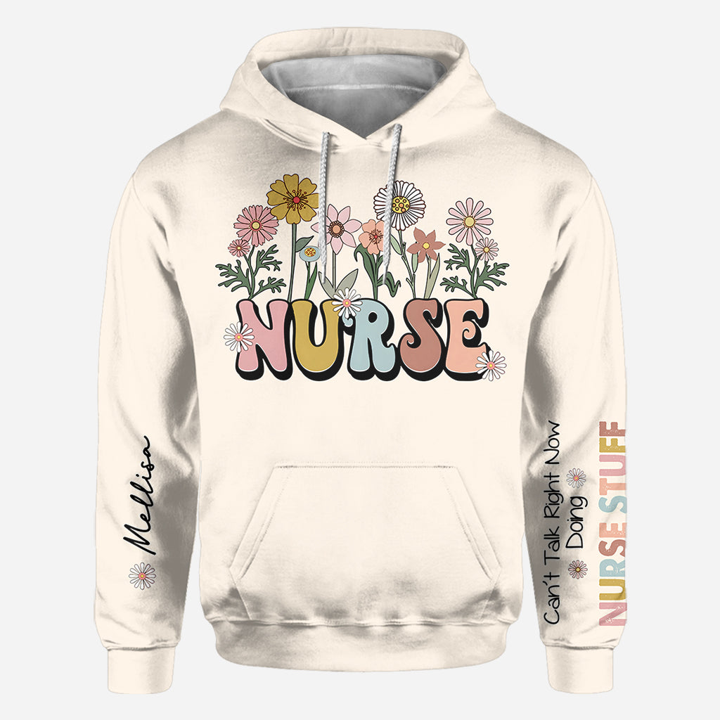 Kann gerade nicht reden, bin mit Krankenpflege beschäftigt - Personalisiertes T-Shirt mit Krankenpflegebezug