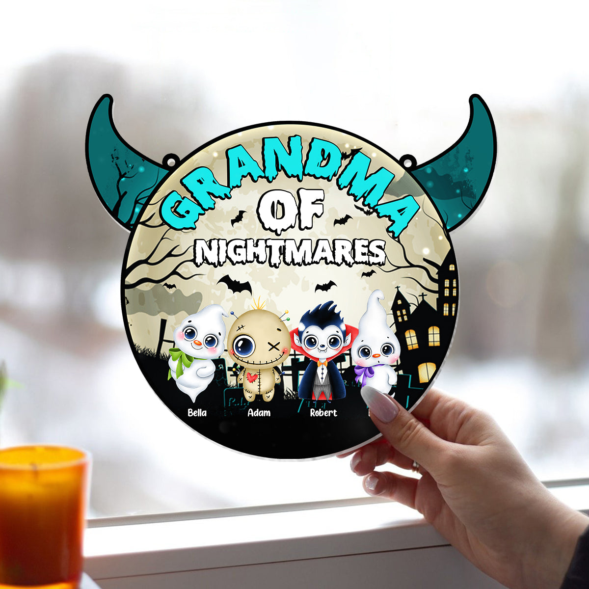 Oma der kleinen Albträume – Personalisierter Oma-Fensterhänger-Sonnenfänger 