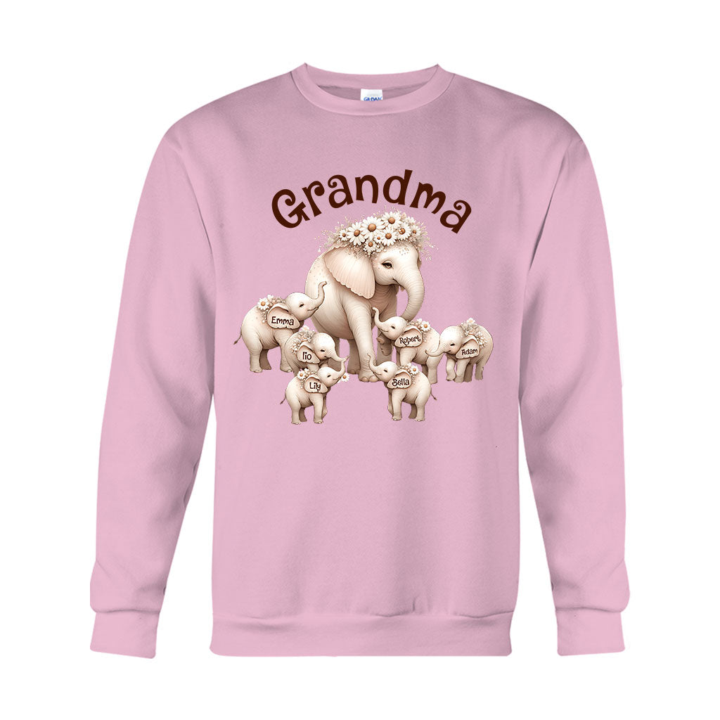 Niedlicher Elefant – Personalisiertes Oma-T-Shirt und Hoodie