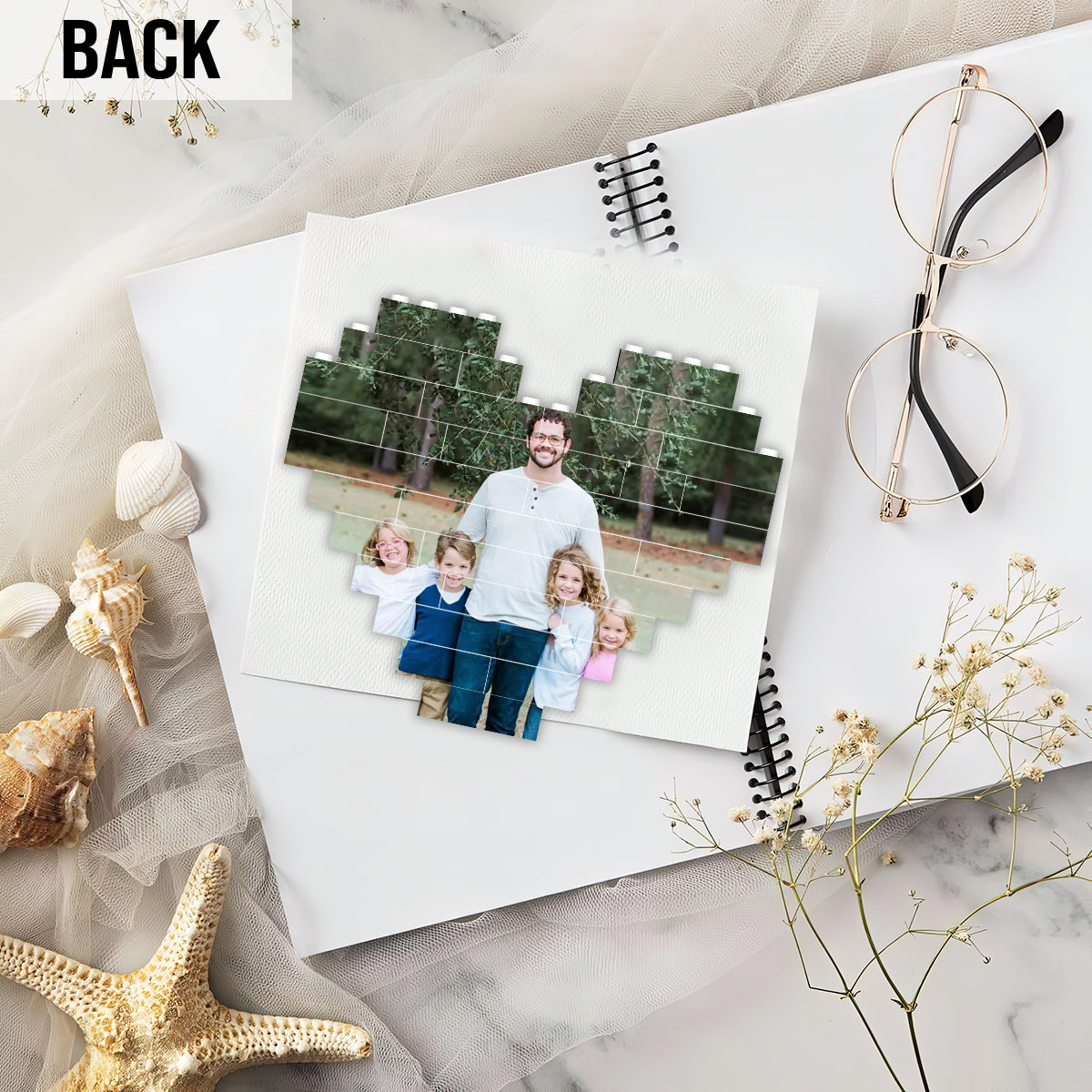 Alles Gute zum Vatertag! Bester Papa aller Zeiten – Rückansicht – Mann & Kinder – Personalisierter Vaterherz-Baustein, beidseitig bedruckt