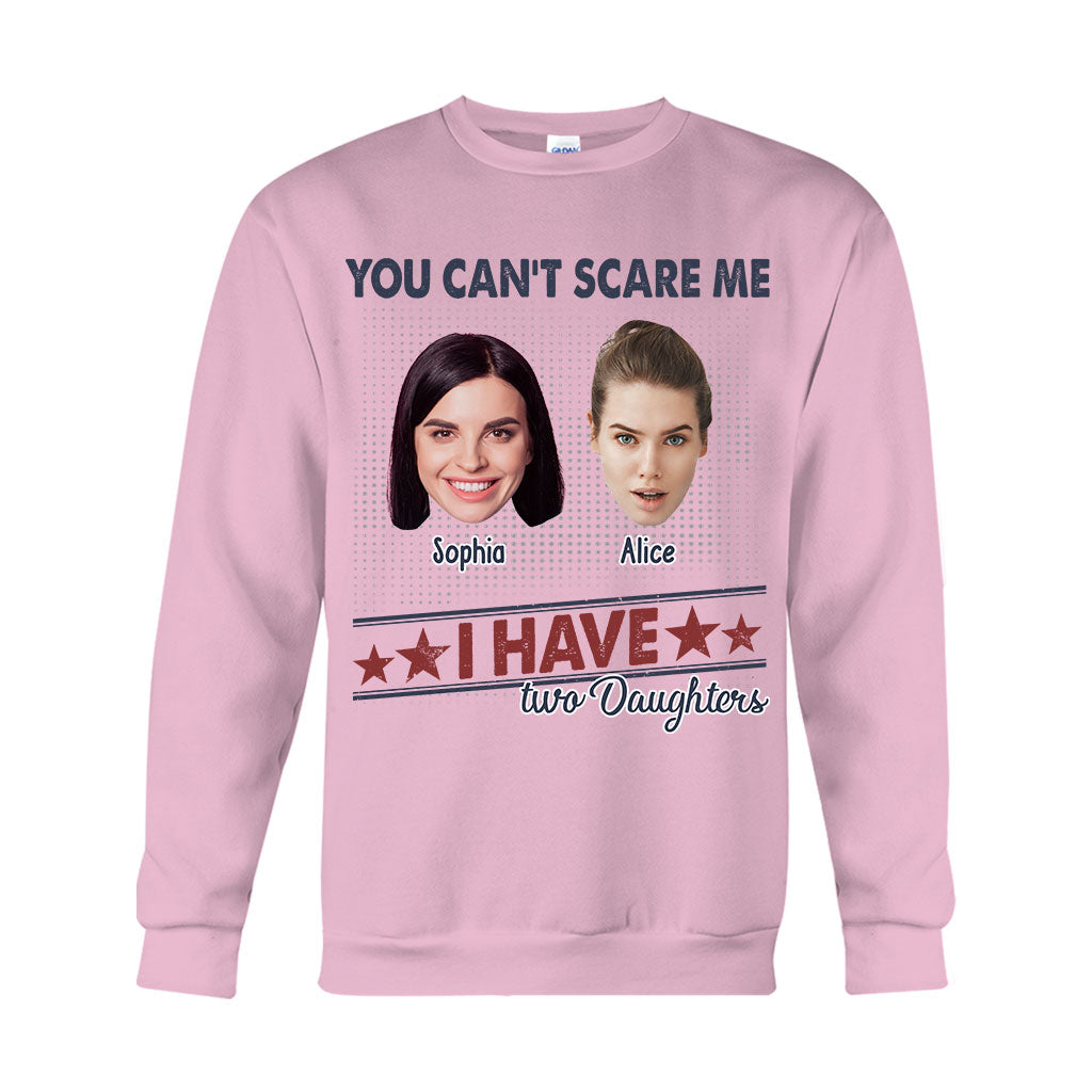 Du kannst mich nicht erschrecken, ich habe zwei Töchter – Personalisiertes Vater-T-Shirt und Hoodie
