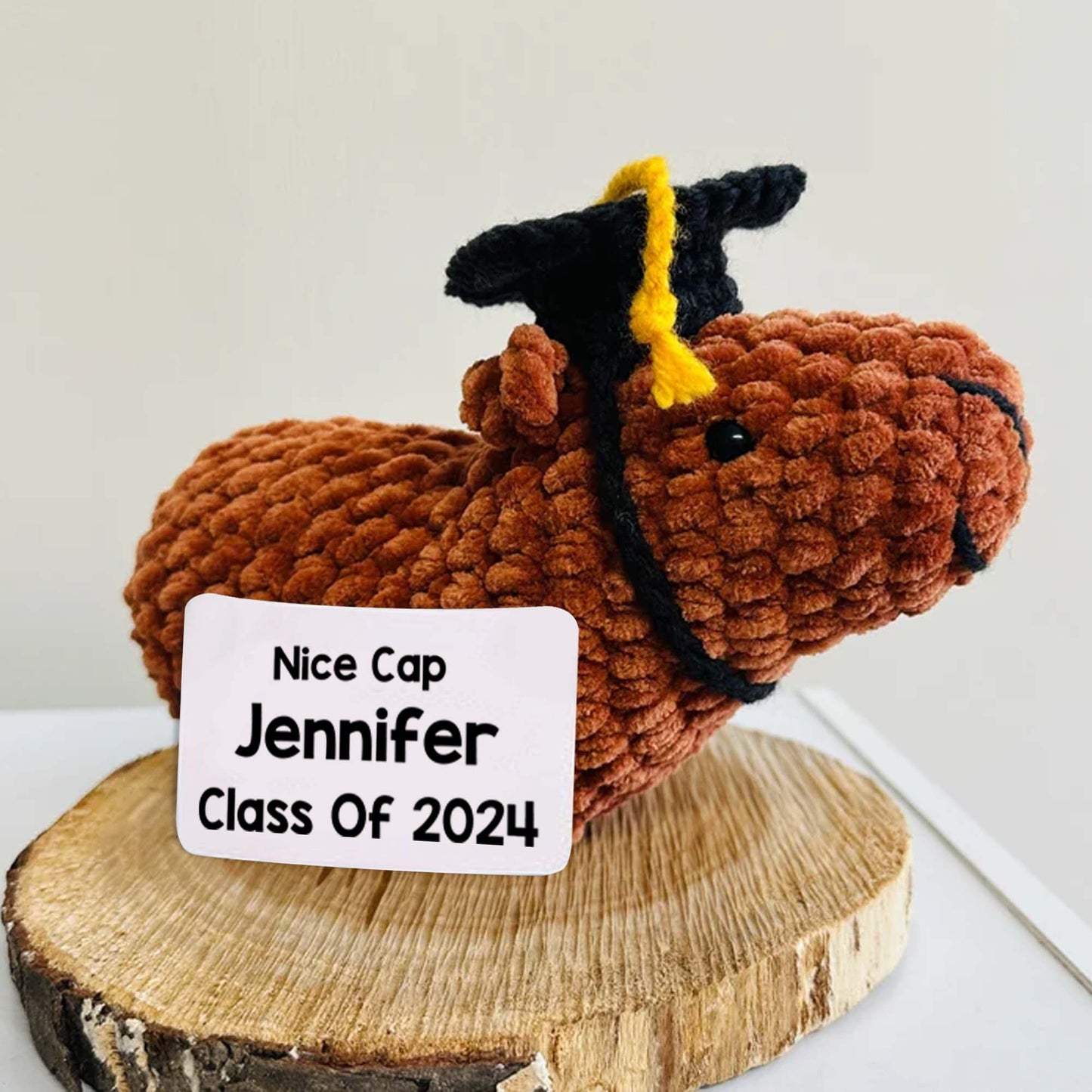 Hübsche Cap-Absolventen-Capybara - Personalisierte handgestrickte Abschlussfigur