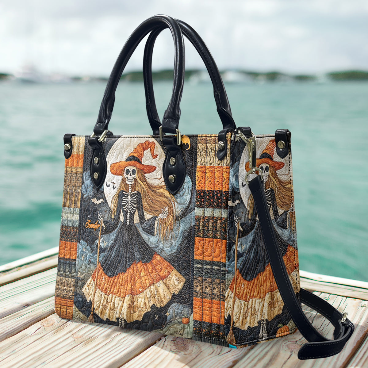 Wunderschöne Totenkopfhexe – personalisierte Hexen-Lederhandtasche
