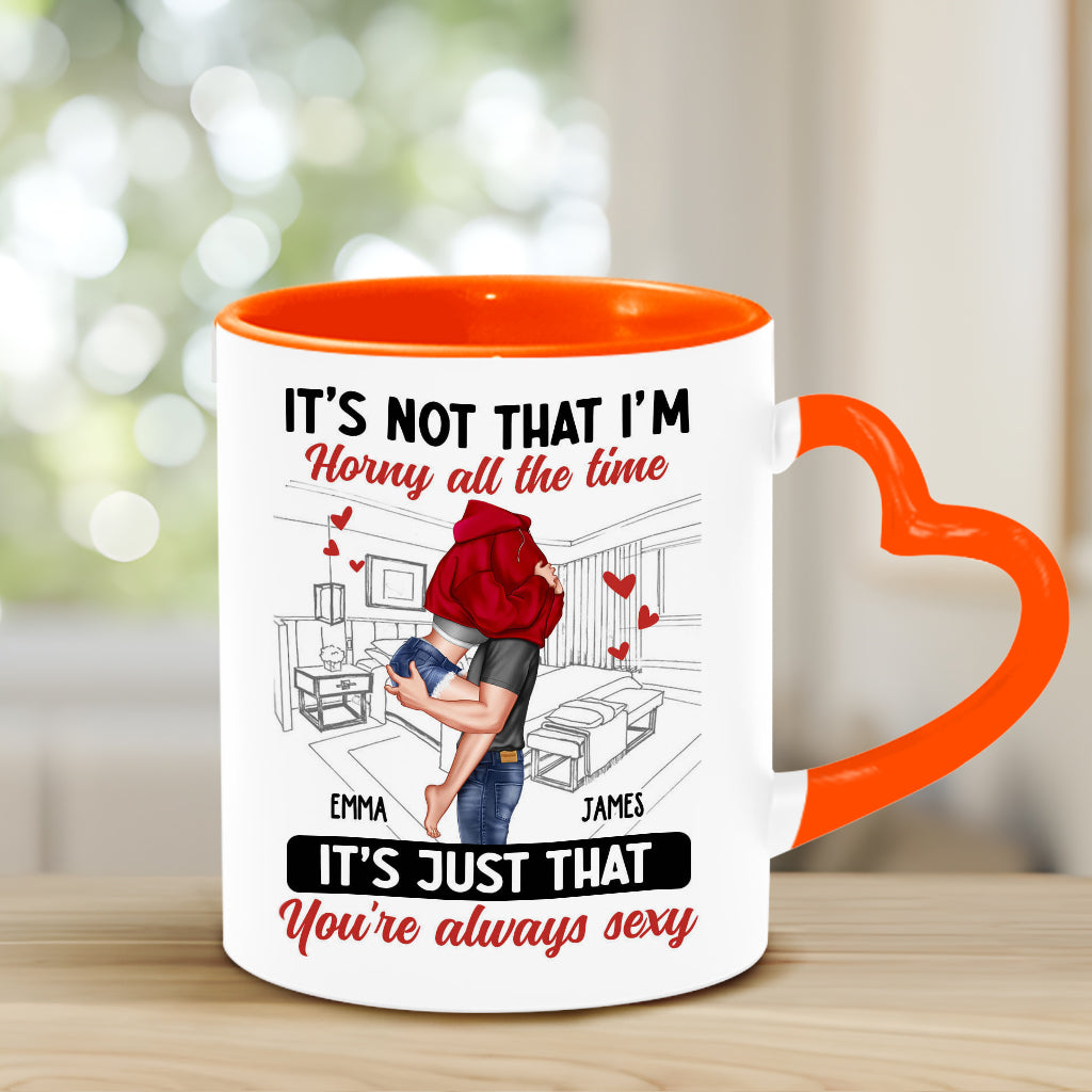 „Ich bin nicht ständig geil“ – personalisierte Tasse mit Herzgriff für Paare
