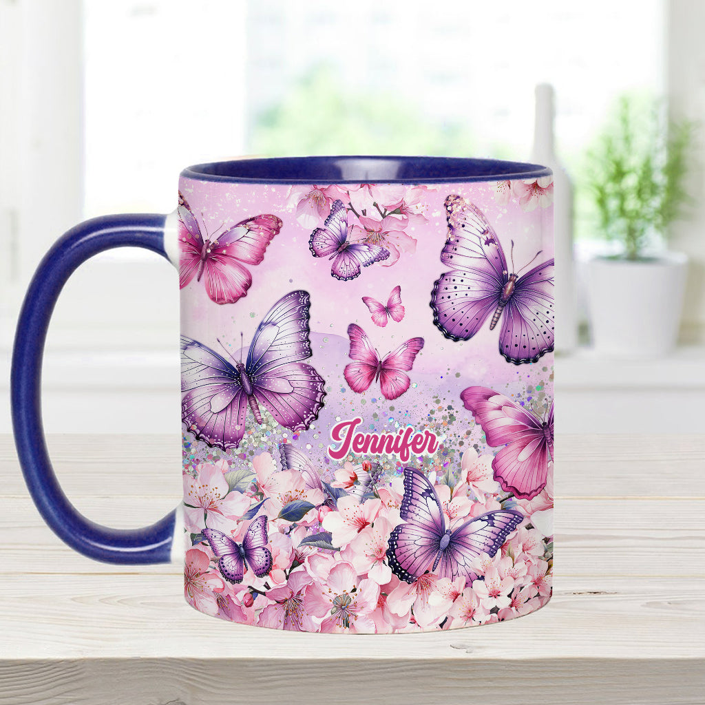Personalisierte Tasse mit Schmetterlingsmotiv und rosa Blumenmuster