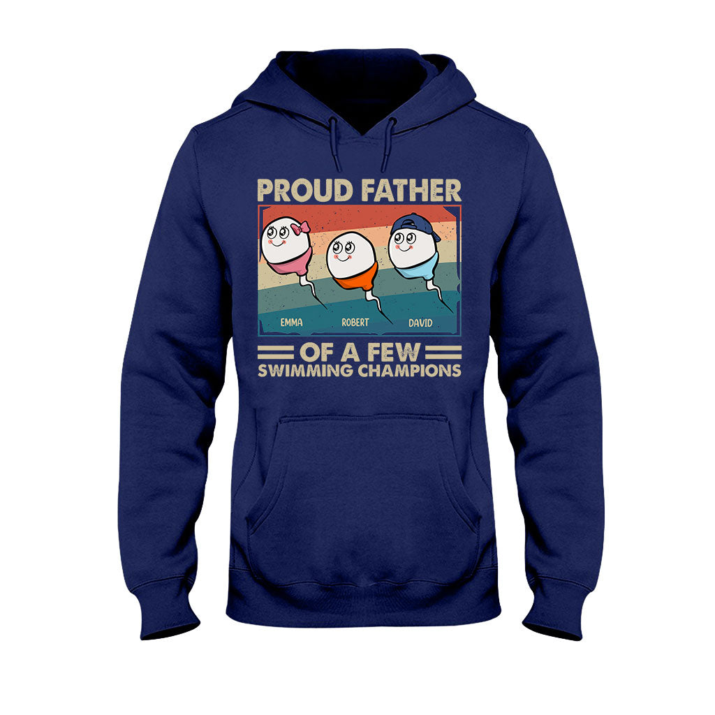 Stolzer Vater und Mutter mehrerer Schwimmmeister – Personalisiertes Vater-T-Shirt und Hoodie