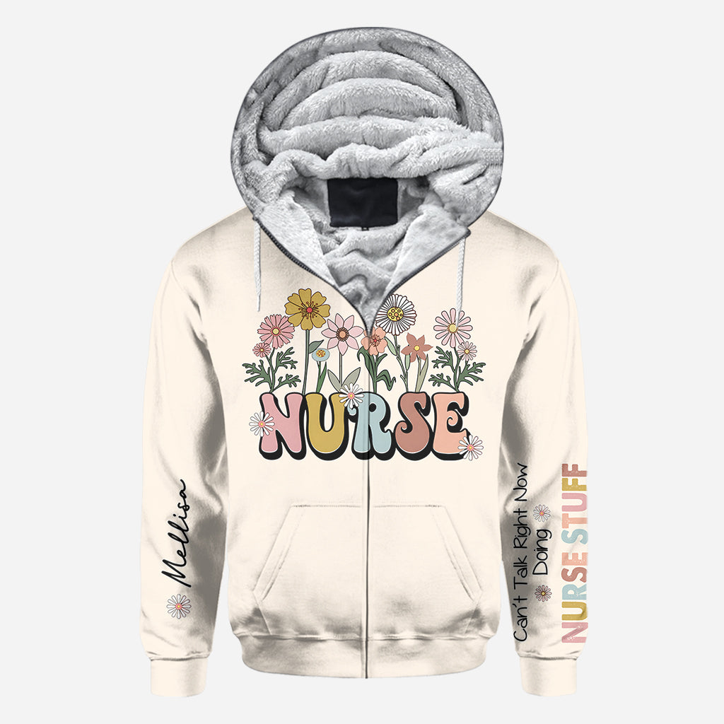 Kann gerade nicht reden, bin mit Krankenpflege beschäftigt - Personalisiertes T-Shirt mit Krankenpflegebezug