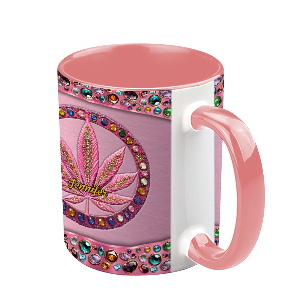 Stoner Chick – Personalisierter Becher mit Cannabis-Akzent