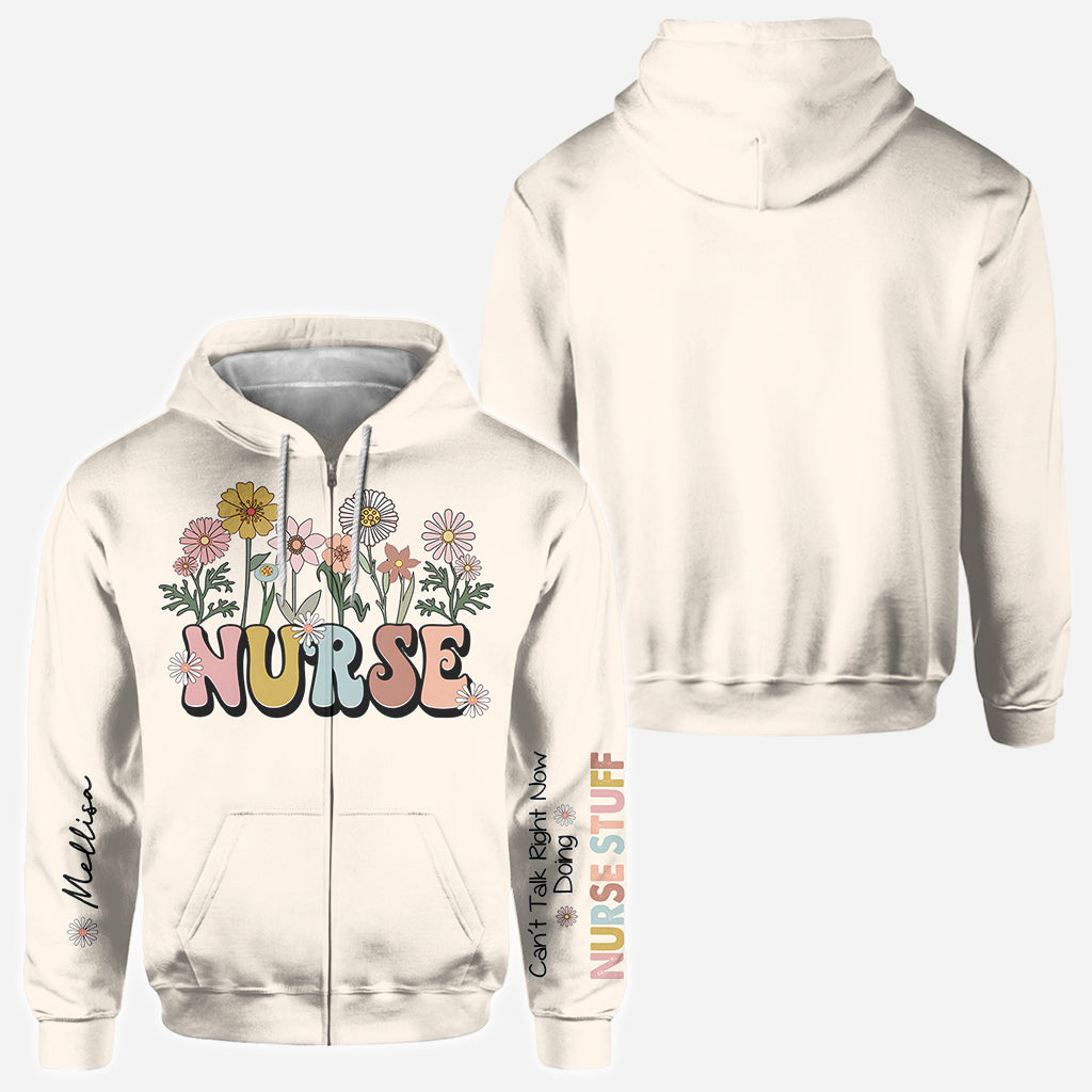 Kann gerade nicht reden, bin mit Krankenpflege beschäftigt - Personalisiertes T-Shirt mit Krankenpflegebezug