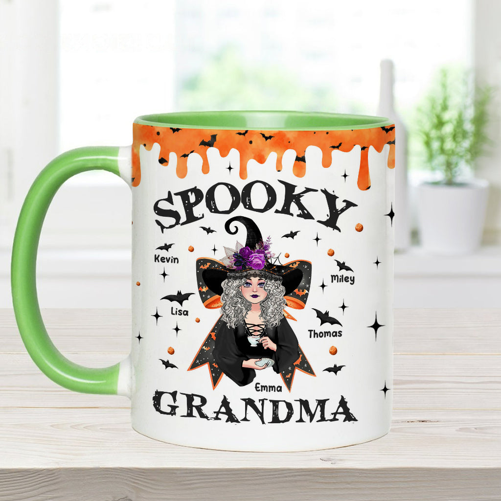 Gruselig – Beliebiger Titel – Personalisierte Tasse mit Oma-Akzent
