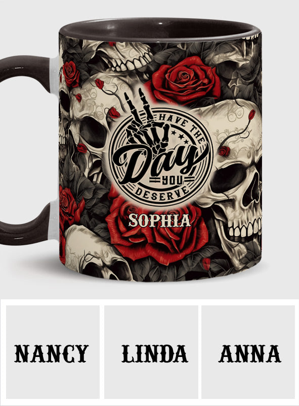 Hab den Tag, den du verdienst – Totenkopf-Rose – Personalisierte Tasse mit Totenkopf-Akzent