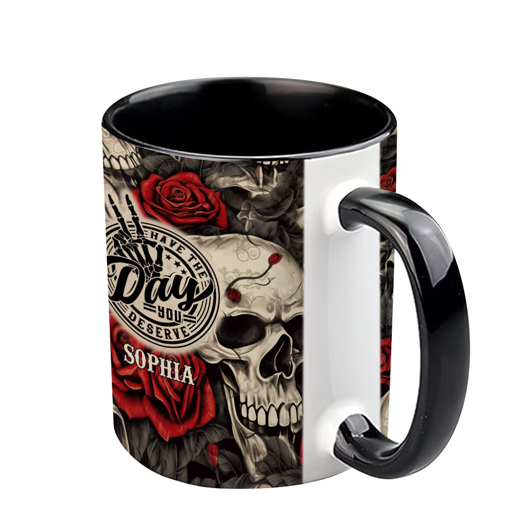 Hab den Tag, den du verdienst – Totenkopf-Rose – Personalisierte Tasse mit Totenkopf-Akzent