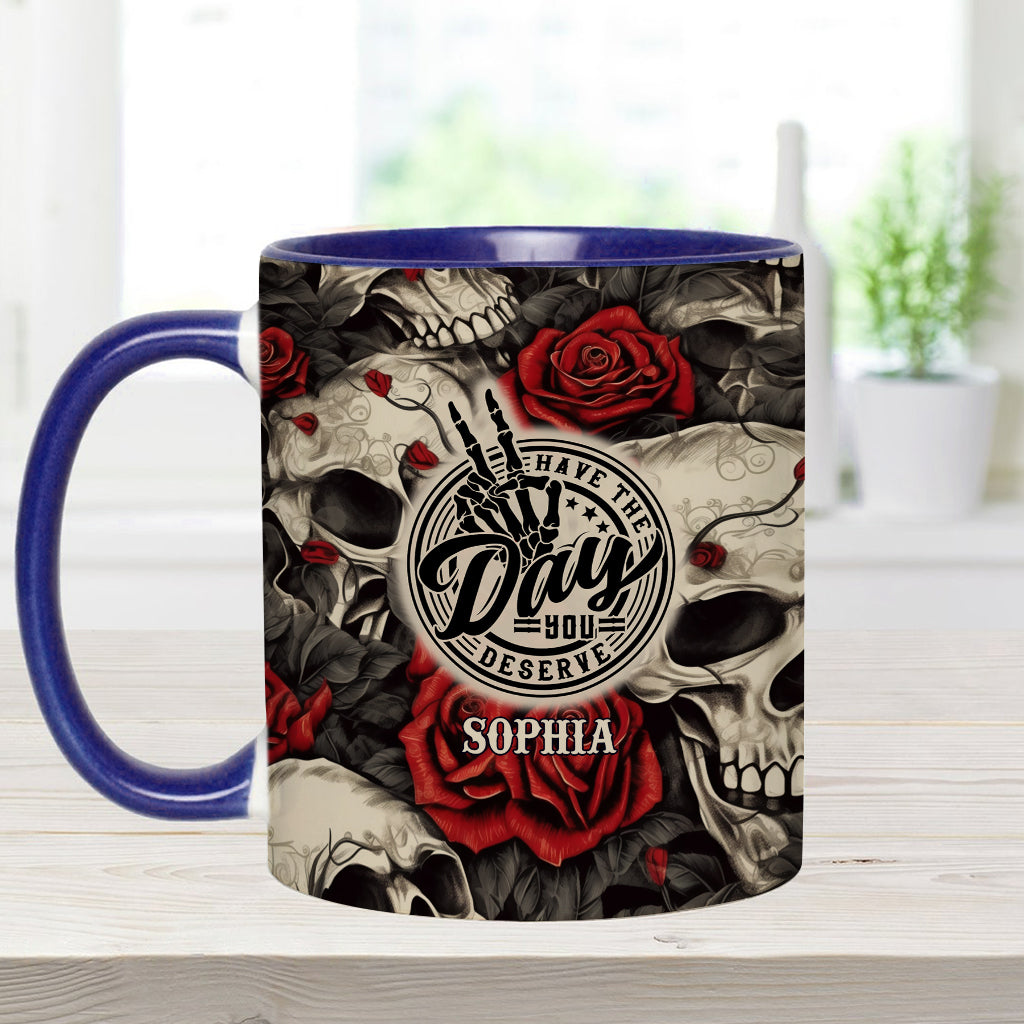 Hab den Tag, den du verdienst – Totenkopf-Rose – Personalisierte Tasse mit Totenkopf-Akzent