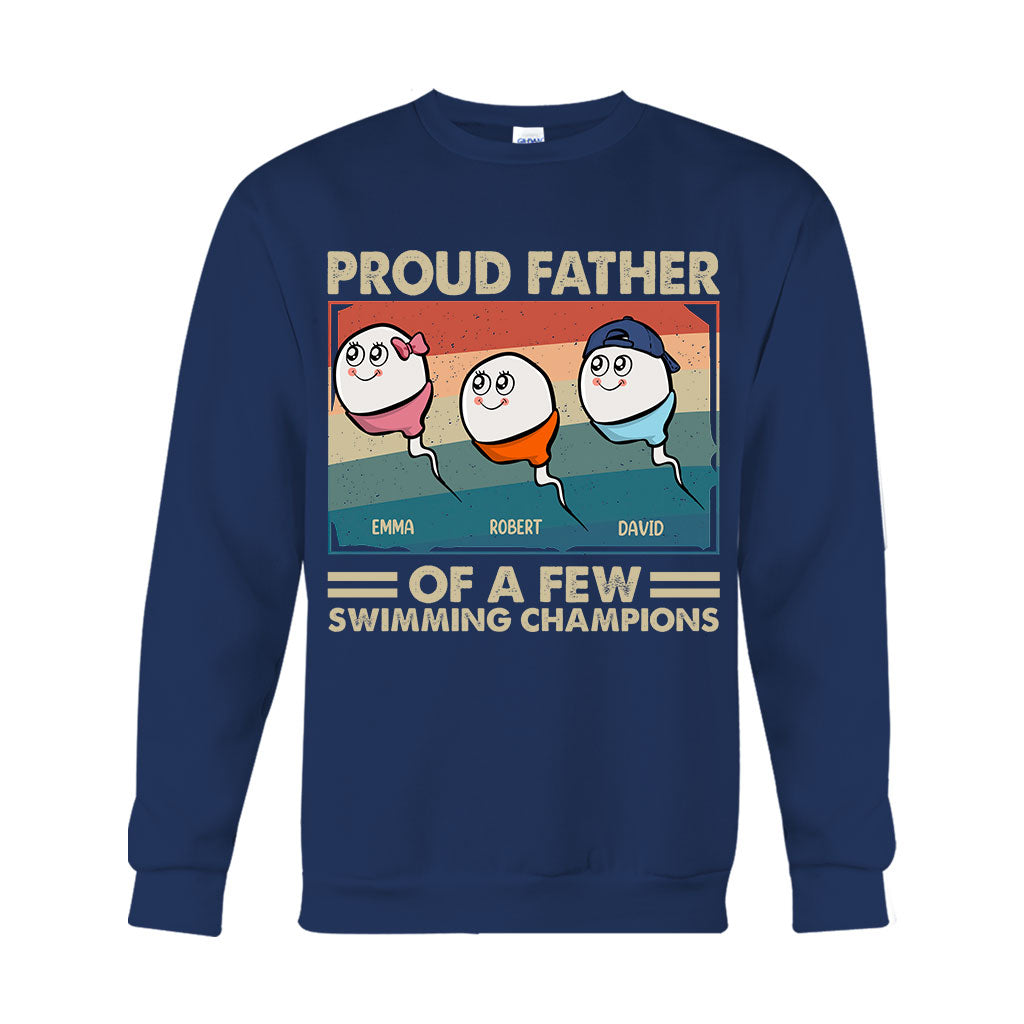 Stolzer Vater und Mutter mehrerer Schwimmmeister – Personalisiertes Vater-T-Shirt und Hoodie