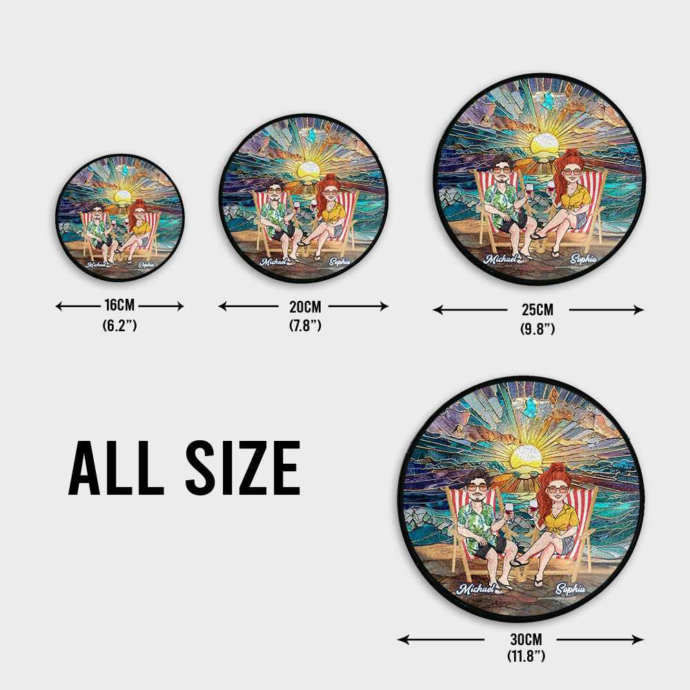 Glückliches Paar genießt romantischen Strand – personalisierter Glas-Sonnenfänger für Paare