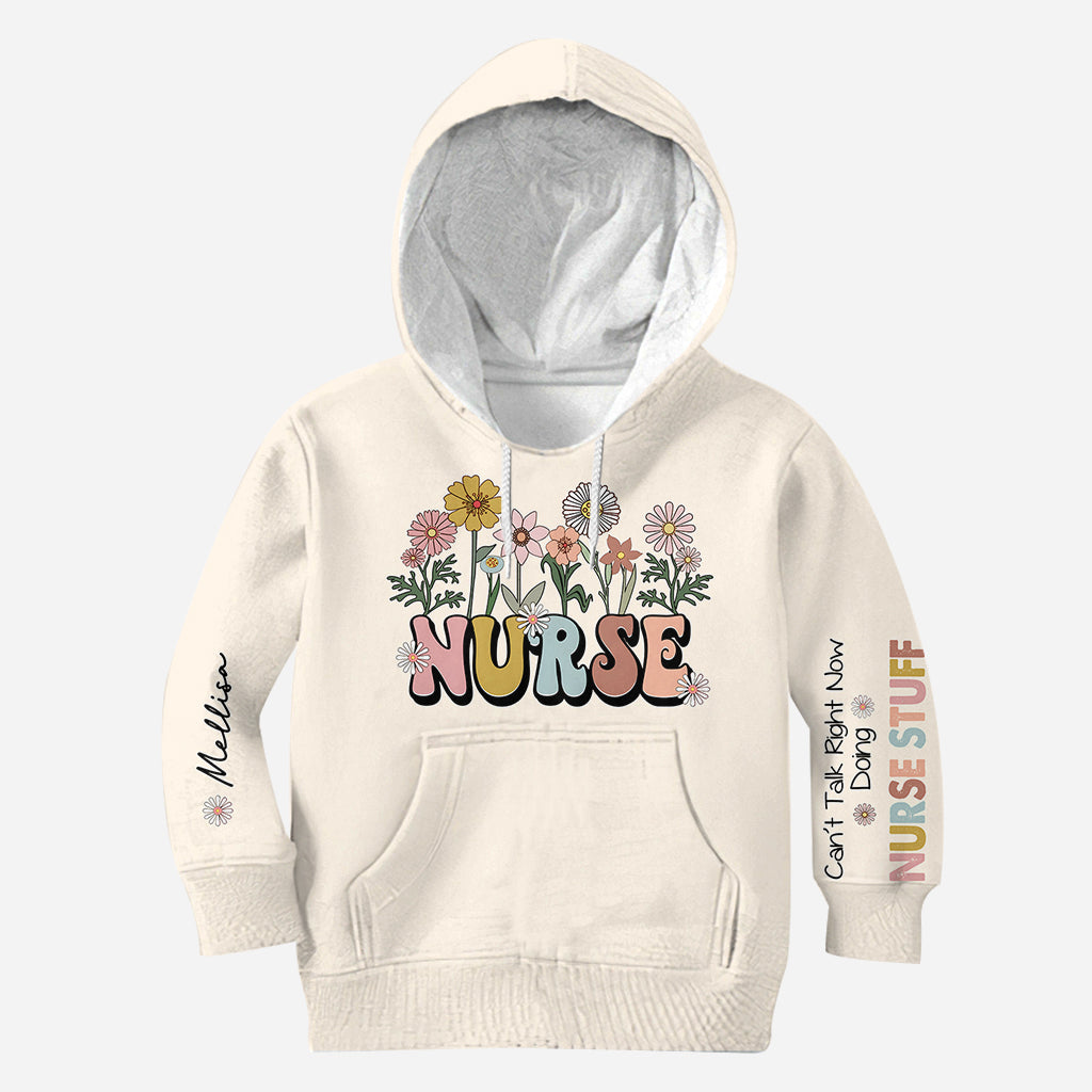 Kann gerade nicht reden, bin mit Krankenpflege beschäftigt - Personalisiertes T-Shirt mit Krankenpflegebezug