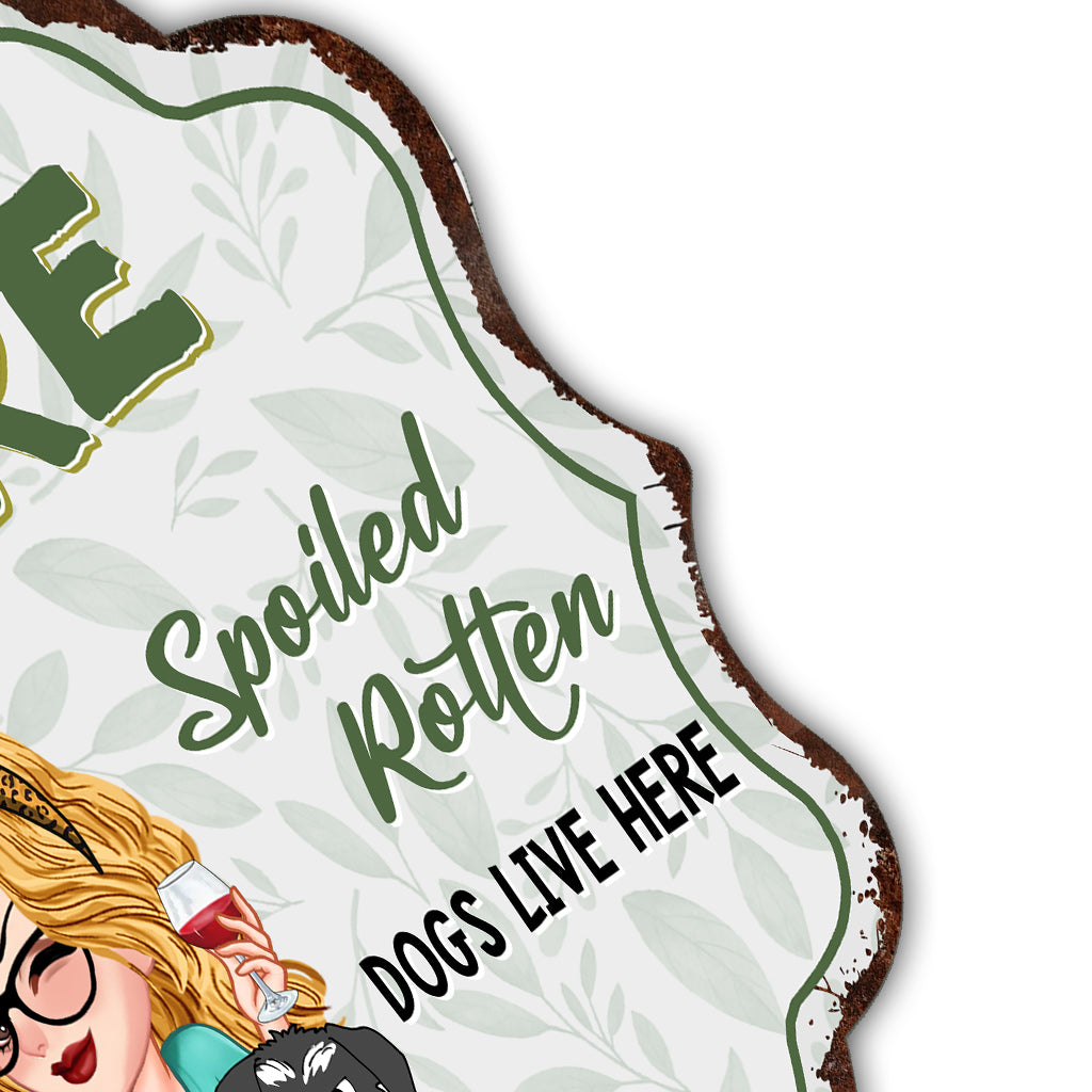 Eine verrückte Pflanzenliebhaberin und ihre verwöhnten Hunde wohnen hier – personalisiertes Gartenschild aus Metall