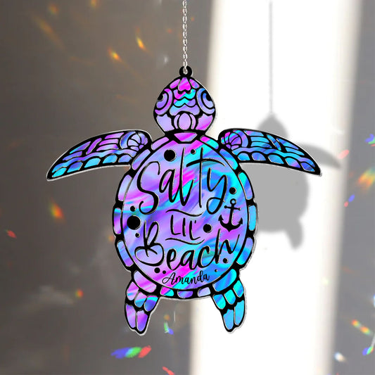 Salty Lil' Beach – Personalisierter Schildkröten-Fensterhänger als Sonnenfänger 