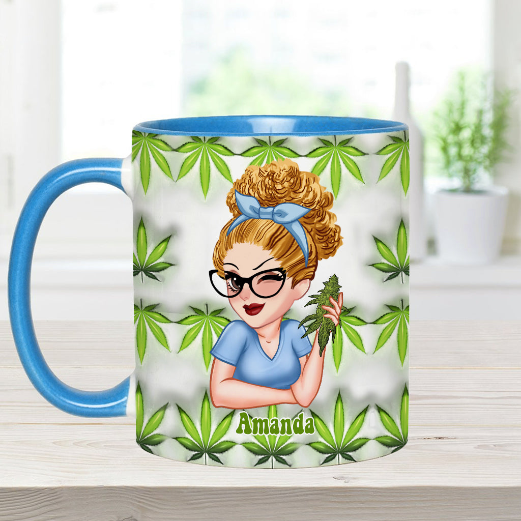Hübsche kleine Kifferin – personalisierte Tasse mit Cannabis-Akzent