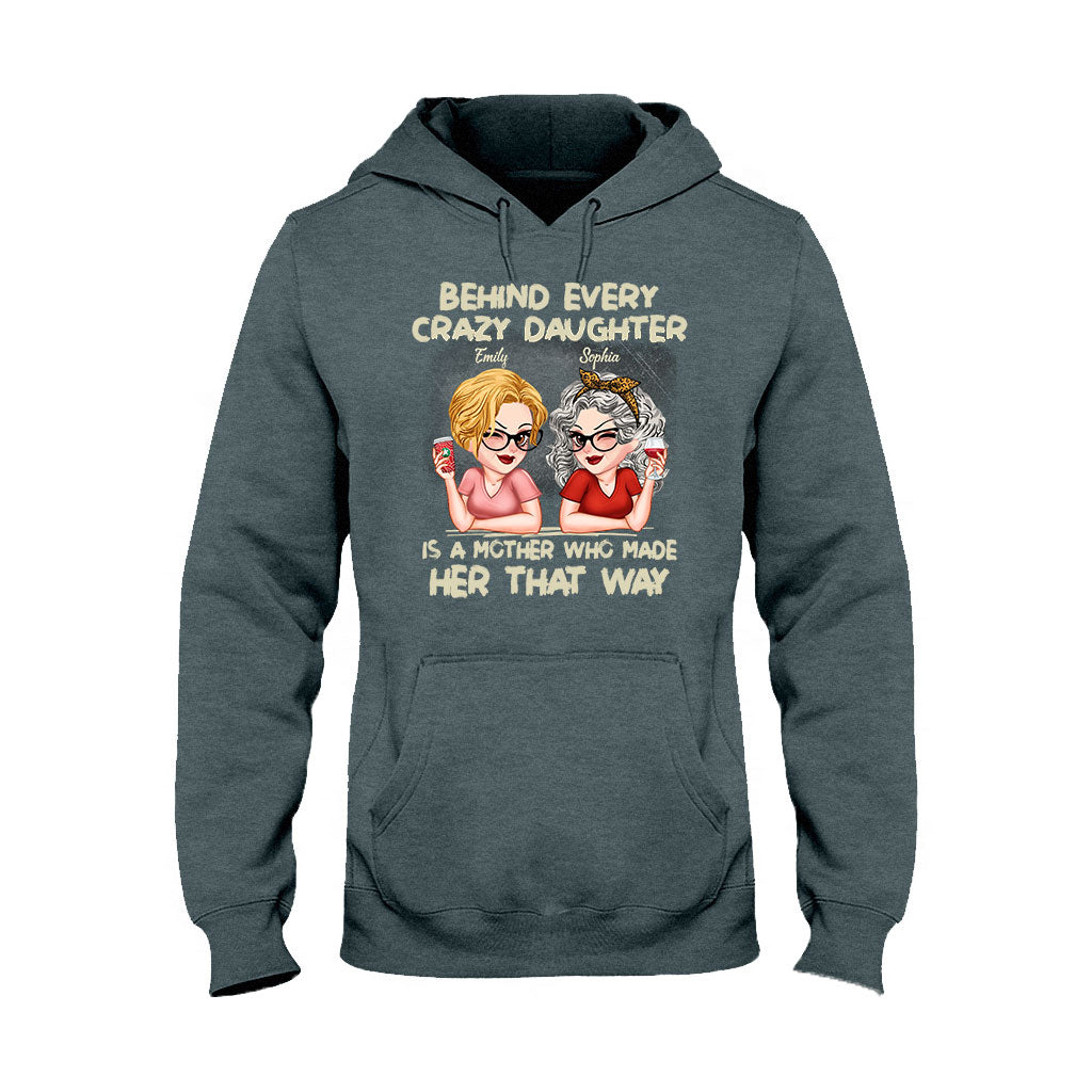 Hinter jeder verrückten Tochter steht eine Mutter – personalisiertes Mutter-T-Shirt und Hoodie