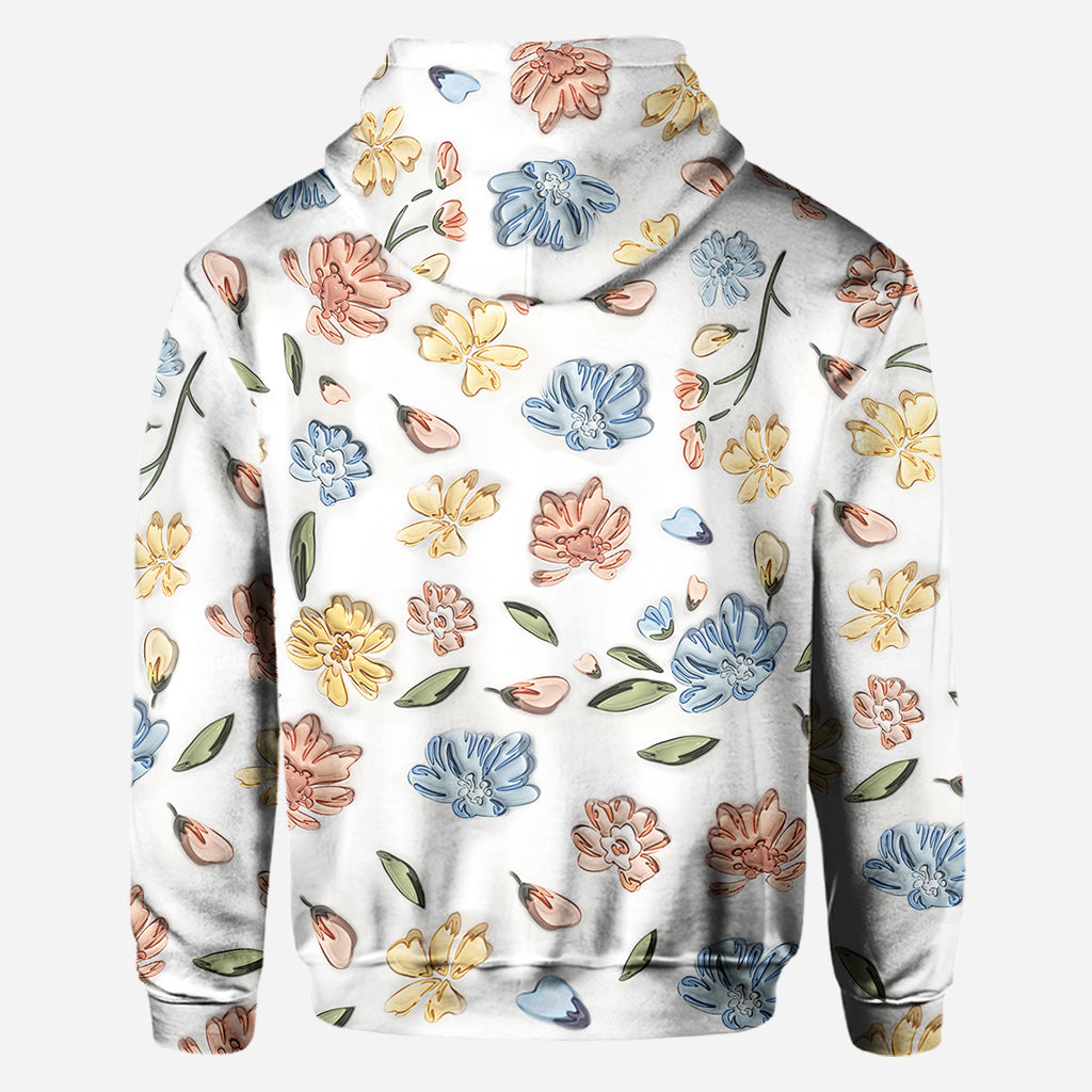 Mamas Liebe: Hände halten pastellfarbene Blumen - Personalisiertes Mutter-Shirt mit Rundum-Aufdruck