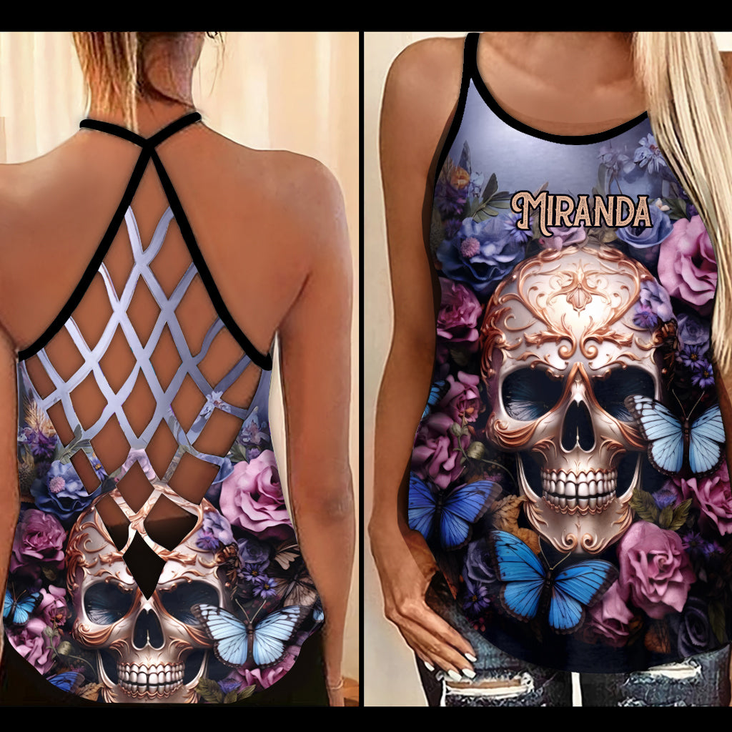 Schönheit der Dunkelheit: Totenkopf, Rosen, Schmetterlinge – Personalisiertes Tanktop mit Totenkopfkreuz