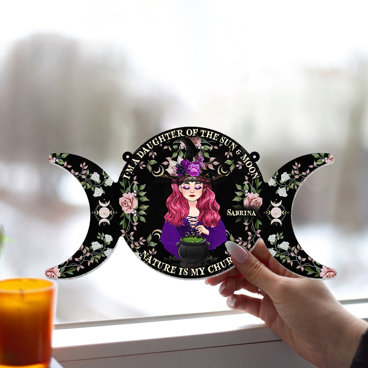 Ich bin eine Tochter von Sonne und Mond, die Natur ist meine Kirche – Personalisierter Hexen-Fensterhänger-Sonnenfänger